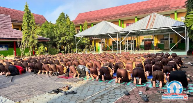 
 Para siswa SMP Negeri 2 Tenggarong melaksanakan salat berjamaah sebagai bagian dari implementasi program Gerakan Etam Mengaji.