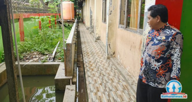 
 Kepala SMP Negeri 2 Tenggarong, Yunus, menunjukkan kepada awak media kolam pemanfaatan air bekas wudu para siswa.