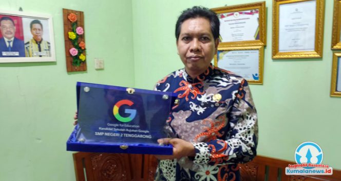 
 Kepala SMP Negeri 2 Tenggarong, Yunus, menunjukkan plakat Kandidat Sekolah Rujukan Google.