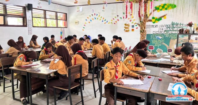 
 Para siswa dan siswi SMP Negeri 2 Tenggarong tampak mengikuti proses pembelajaran di dalam kelas. Suasana belajar berlangsung aktif dan tertib, dengan siswa yang fokus menyimak materi yang disampaikan guru sebagai bagian dari upaya sekolah meningkatkan kualitas pendidikan.