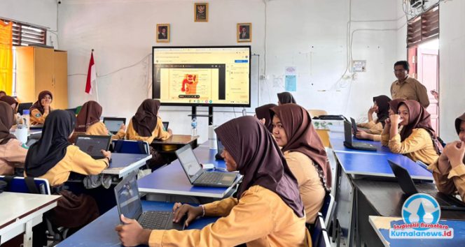 
 Para siswa dan siswi SMP Negeri 2 Tenggarong memanfaatkan Chromebook sebagai sarana pembelajaran digital. Penggunaan perangkat ini membantu meningkatkan efisiensi proses belajar, memudahkan akses materi, serta mendukung transformasi sekolah menuju pembelajaran berbasis teknologi.