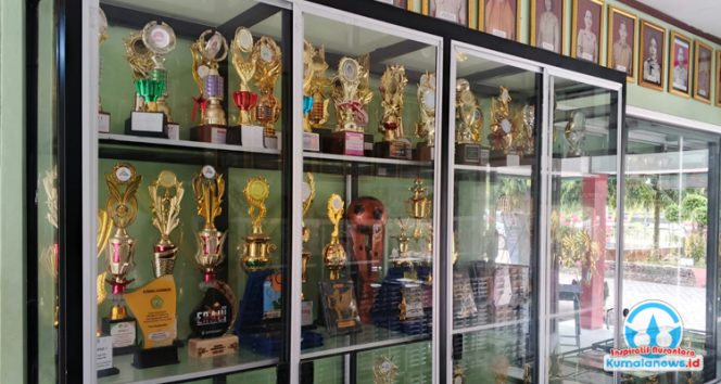 
 Deretan piala yang berhasil diraih para siswa SMP Negeri 2 Tenggarong terpajang rapi sebagai simbol prestasi dan kerja keras. Koleksi penghargaan ini mencerminkan komitmen sekolah dalam mendukung pengembangan bakat serta mendorong siswa untuk terus berprestasi di berbagai bidang.
