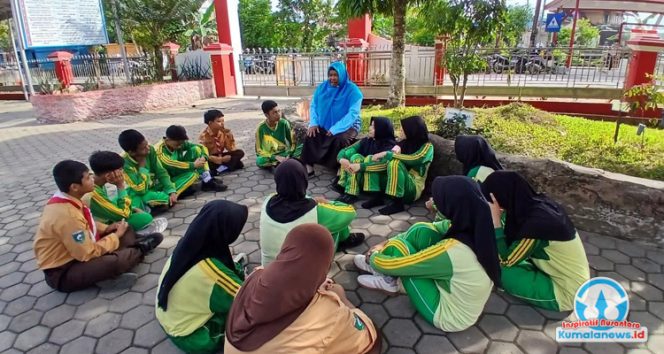 
 Kedekatan antara para guru dan murid di SMP Negeri 2 Tenggarong tampak terjalin dengan hangat. Hubungan yang akrab ini menciptakan suasana belajar yang nyaman, mendorong siswa lebih percaya diri, serta memperkuat komunikasi dalam proses pendidikan di sekolah.