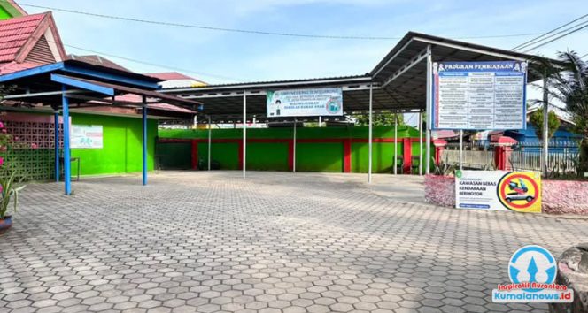 
 Area parkiran SMP Negeri 2 Tenggarong tampak lengang tanpa kendaraan roda dua maupun roda empat. Suasana kosong ini menunjukkan penataan lingkungan sekolah yang tertib serta mendukung kenyamanan aktivitas belajar mengajar.