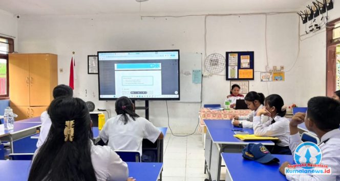 
 Pemanfaatan teknologi dalam proses belajar dan mengajar di SMP Negeri 2 Tenggarong terus ditingkatkan. Berbagai perangkat digital digunakan untuk mendukung metode pembelajaran modern, memungkinkan siswa dan guru berinteraksi lebih efektif, mengakses materi dengan mudah, serta menciptakan suasana kelas yang lebih interaktif dan inovatif.