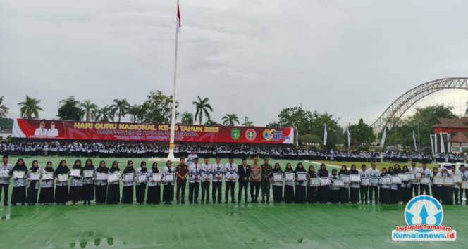
 Foto bersama setelah pelaksanaan upacara peringatan Hari Guru Nasional 2025 yang berlangsung di Halaman Upacara Kantor Bupati Kutai Kartanegara. Momen ini menjadi simbol apresiasi dan penghormatan kepada para pendidik yang telah berkontribusi dalam memajukan kualitas pendidikan di daerah.