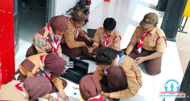 
 Sejumlah siswa Sekolah Menengah Pertama Negeri 8 Muara Badak terlihat memanfaatkan laptop untuk mengerjakan tugas sekolah. Penggunaan perangkat digital ini menjadi bagian dari upaya peningkatan literasi teknologi serta mendukung proses belajar yang lebih efektif dan modern.