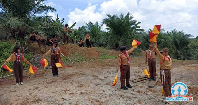 
 Kegiatan ekstrakurikuler pramuka di Sekolah Menengah Pertama Negeri 8 Muara Badak menjadi langkah nyata pihak sekolah bersama Disdikbud Kukar dalam menanamkan pendidikan karakter kepada para siswa. Pembinaan ini diharapkan mampu membentuk kedisiplinan, kemandirian, serta mencegah peserta didik dari perilaku menyimpang.