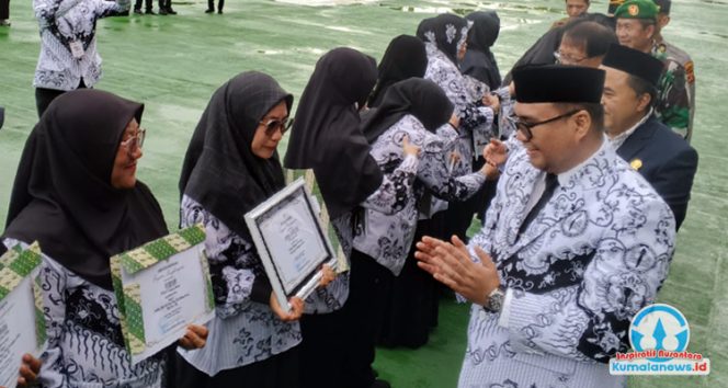 
 Bupati Kutai Kartanegara, Aulia Rahman Basri, memberikan penghargaan kepada para guru berprestasi sebagai bentuk apresiasi atas dedikasi dan kontribusi mereka dalam meningkatkan mutu pendidikan di daerah.