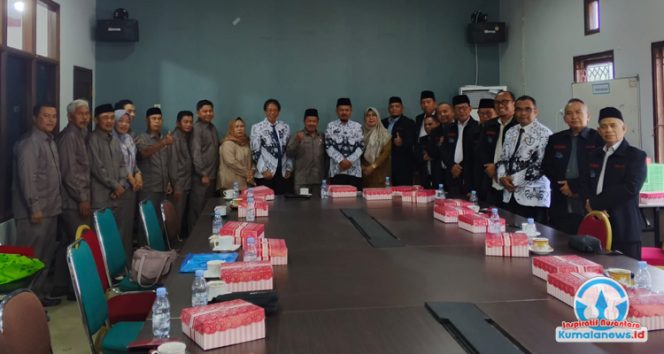 
 Foto bersama antara jajaran Dinas Pendidikan dan Kebudayaan, Dewan Pendidikan Kutai Kartanegara, serta Dewan Pendidikan Tanah Bumbu. Momen ini menjadi simbol kolaborasi dan pertukaran gagasan dalam upaya meningkatkan kualitas pendidikan di masing-masing daerah.