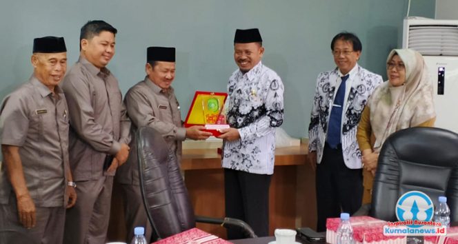 
 Penyerahan penghargaan oleh Pelaksana Tugas Sekretaris Dinas Pendidikan dan Kebudayaan Kabupaten Kutai Kartanegara, Pujianto, kepada perwakilan Dewan Pendidikan Tanah Bumbu. Momen ini menjadi simbol apresiasi sekaligus penguatan kerja sama antardaerah dalam upaya meningkatkan kualitas pendidikan.