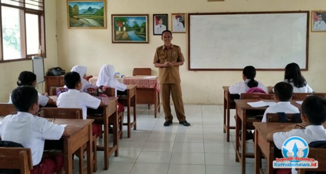 
 Seorang guru tampak memberikan materi pembelajaran di dalam kelas. Profesi guru saat ini menjadi perhatian Pemerintah Kabupaten Kutai Kartanegara melalui Disdikbud Kukar, yang berkomitmen mempertahankan kebijakan Tunjangan Penghasilan Pegawai (TPP) bagi para guru, berbeda dengan sejumlah daerah lain yang melakukan pemotongan. (Dok. Istimewa)