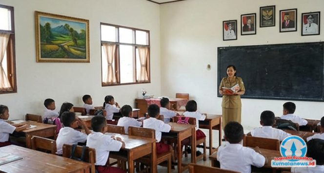 
 Para murid sekolah dasar tampak bersemangat mengikuti pelajaran di dalam kelas, sementara guru menjelaskan materi di depan. (Dok. Istimewa)