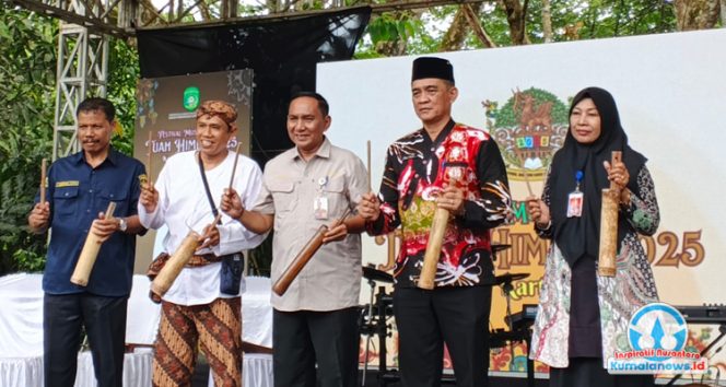 
 Foto bersama Asisten II Setkab Kukar, Ahyani Fadianur Diania, Kabid Kebudayaan Disdikbud Kukar, Puji Utomo, serta tamu undangan usai pembukaan Festival Museum Kayu Tuah Himba 2025.