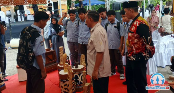 
 Kabid Kebudayaan Disdikbud Kukar, Puji Utomo, mendampingi Asisten II Setkab Kukar, Ahyani Fadianur Diani, meninjau stand pameran pada kegiatan Festival Museum Kayu Tuah Himba 2025.