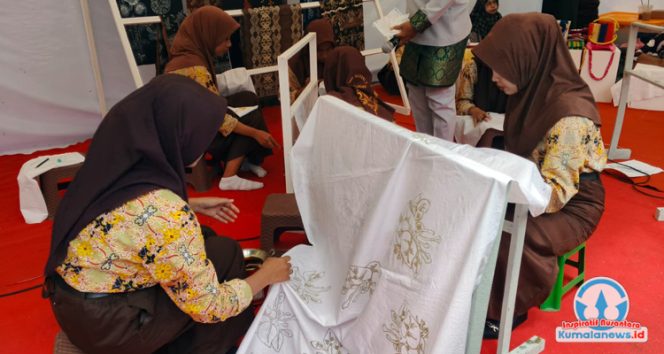 
 Tampak para siswi SMK Negeri 2 Tenggarong tengah membatik dalam rangka memeriahkan Festival Museum Kayu Tuah Himba 2025.