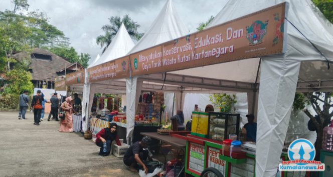 
 Beberapa stand UMKM yang disediakan oleh Disdikbud Kutai Kartanegara dalam Festival Museum Kayu Tuah Himba 2025.
