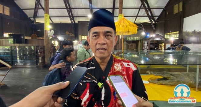 
 Kabid Kebudayaan Disdikbud Kukar, Puji Utomo, memberikan keterangan kepada media mengenai komitmen Disdikbud Kukar dalam penguatan budaya lokal melalui berbagai kegiatan yang melibatkan partisipasi langsung masyarakat.