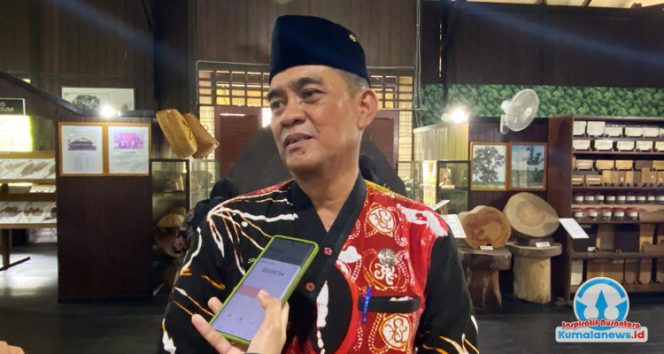 
 Kabid Kebudayaan Disdikbud Kutai Kartanegara, Puji Utomo, memberikan keterangan terkait komitmen Disdikbud Kukar yang terus mendorong pelestarian peninggalan sejarah, termasuk Prasasti Yupa di Muara Kaman, yang dikenal sebagai salah satu bukti tertua keberadaan kerajaan awal di Nusantara.