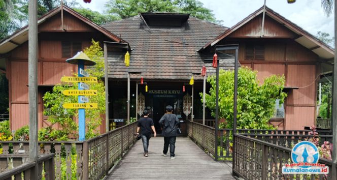 
 ampak Museum Kayu Tuah Himbah di Tenggarong menjadi pusat perhatian para pengunjung. Saat ini, museum tersebut berperan sebagai pusat kebudayaan modern yang tidak hanya menyimpan koleksi sejarah, tetapi juga menjadi ruang riset, edukasi, serta digitalisasi budaya.
