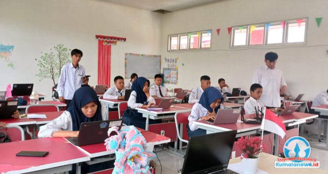 
 Penggunaan laptop oleh siswa di SMP Negeri 8 Muara Badak yang menunjukkan proses pembelajaran yang semakin modern dan adaptif di dalam kelas.