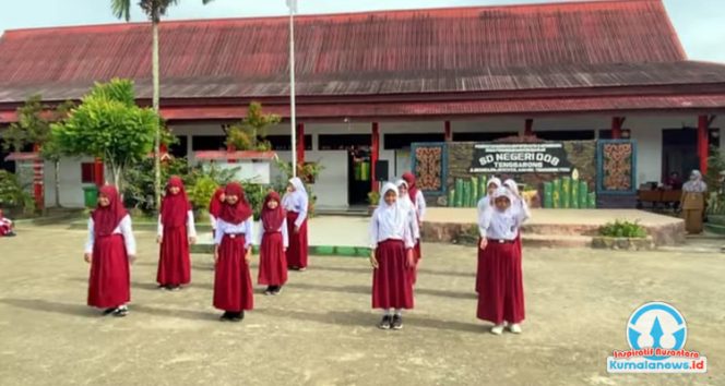 
 Para siswi Sekolah Dasar Negeri 008 Tenggarong tengah mempraktikkan tari Jepen sebagai bagian dari pembelajaran seni budaya di sekolah.