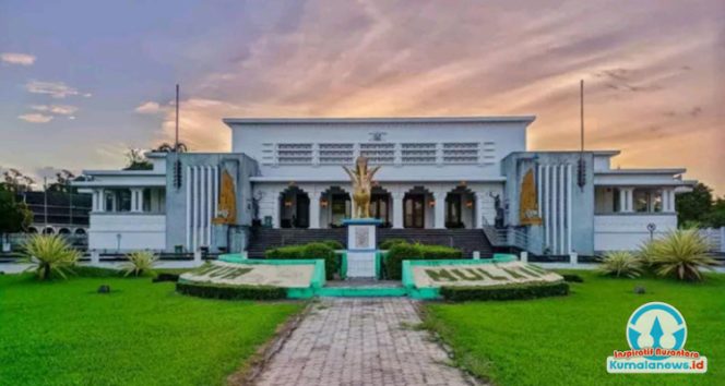 
 Museum Mulawarman di Tenggarong, yang menjadi salah satu pusat pelestarian sejarah dan budaya Kutai serta menyimpan beragam benda bersejarah bernilai tinggi.