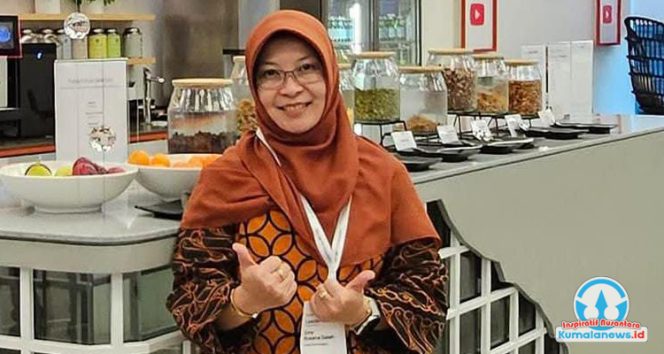 
 Pelaksana Tugas Kepala Bidang SMP Disdikbud Kutai Kartanegara, Emy Rosana Saleh, saat memberikan penjelasan mengenai komitmen Pemerintah Kabupaten Kutai Kartanegara dalam memastikan setiap anak, termasuk yang berasal dari keluarga kurang mampu, tetap memperoleh kesempatan untuk bersekolah.