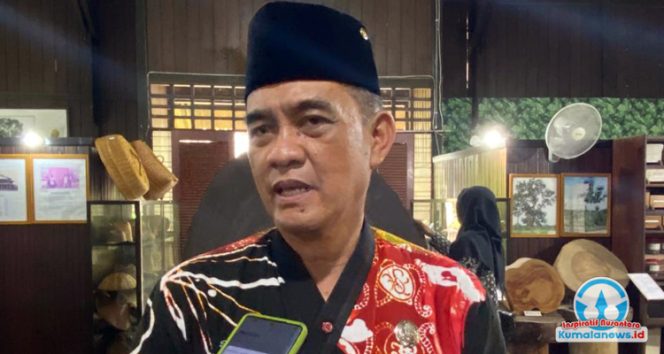 
 Kepala Bidang Kebudayaan Disdikbud Kutai Kartanegara, Puji Utomo, menegaskan bahwa keberlangsungan bahasa daerah tidak hanya bergantung pada sekolah dan komunitas budaya, tetapi juga sangat ditentukan oleh peran keluarga sebagai lingkungan pertama bagi anak dalam mempelajari bahasa.