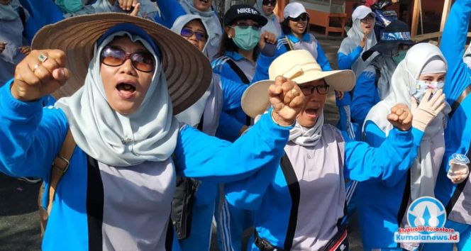 
 Para guru dari SMP Negeri 3 Tenggarong tampak bersemangat mengikuti kegiatan di luar sekolah.