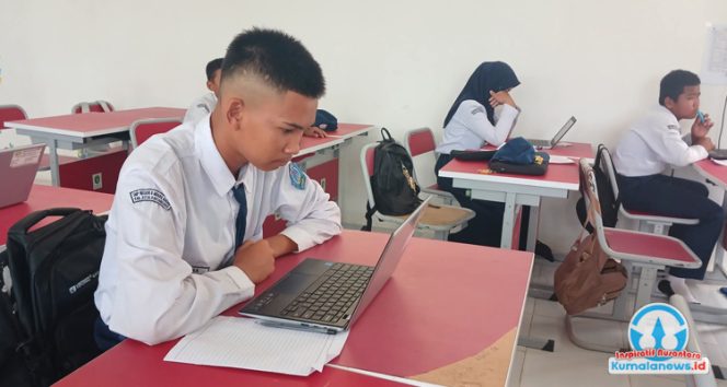 
 Penggunaan Chromebook untuk pembelajaran di SMP Negeri 8 Muara Badak tampak berjalan efektif. Perangkat ini membantu siswa mengakses materi digital dengan lebih mudah, sekaligus mendukung proses belajar yang lebih interaktif dan modern di lingkungan sekolah.