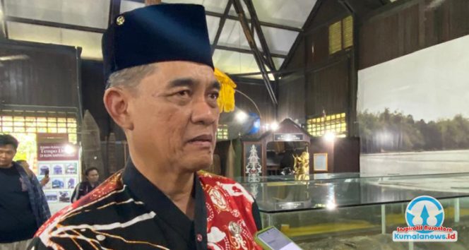 
 Kepala Bidang Kebudayaan Disdikbud Kutai Kartanegara, Puji Utomo, memberikan keterangan mengenai upaya Disdikbud Kukar yang saat ini tengah fokus melestarikan lagu daerah.