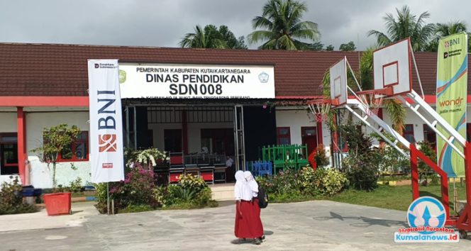 
 Tampak lingkungan SDN 008 Tenggarong Seberang yang tertata rapi, dengan sejumlah siswa berjalan di area halaman sekolah. Sekolah ini terus berupaya mengembangkan suasana belajar yang nyaman dan mendorong peningkatan mutu pendidikan di wilayah tersebut.