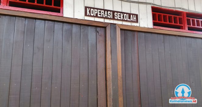 
 Bagian depan Koperasi Sekolah di SDN 008 Tenggarong Seberang, yang menjadi fasilitas pendukung kebutuhan belajar siswa sekaligus sarana latihan berwirausaha sejak dini.