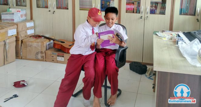 
 Dua siswa SDN 008 Tenggarong Seberang tampak menikmati kegiatan membaca bersama di ruang perpustakaan sekolah. Suasana ini mencerminkan upaya sekolah dalam menumbuhkan minat literasi dan budaya belajar yang menyenangkan bagi para siswa.