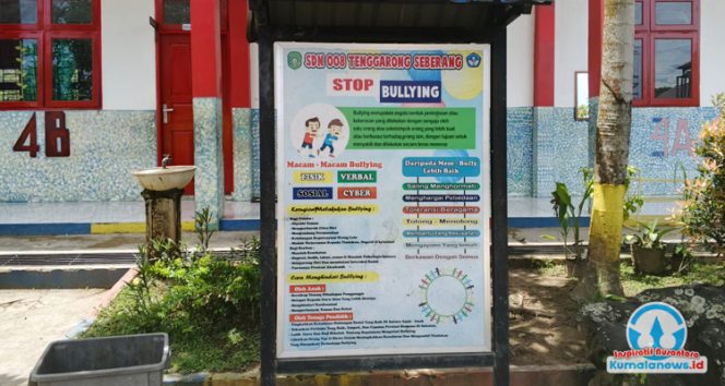 
 Papan imbauan Stop Bullying terpasang di lingkungan SDN 008 Tenggarong Seberang sebagai bentuk edukasi dan ajakan bagi siswa untuk menciptakan lingkungan sekolah yang aman, saling menghargai, dan bebas dari tindakan perundungan.
