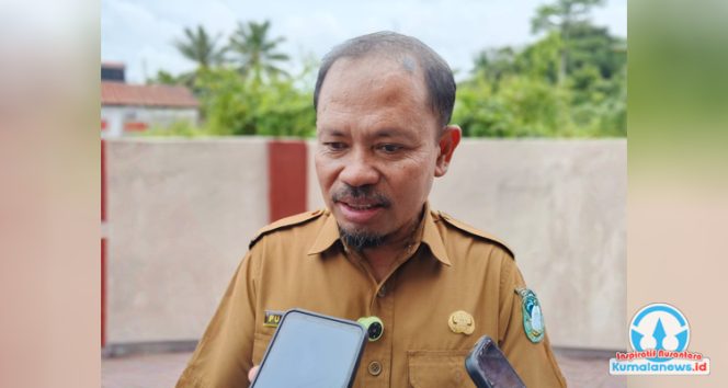 
 Pelaksana Tugas (Plt) Sekretaris Dinas Pendidikan dan Kebudayaan Kutai Kartanegara, Pujianto, saat memberikan keterangan kepada awak media mengenai kepastian pencairan Tunjangan Profesi Pendidik (TPP) bagi guru negeri di Kabupaten Kutai Kartanegara.