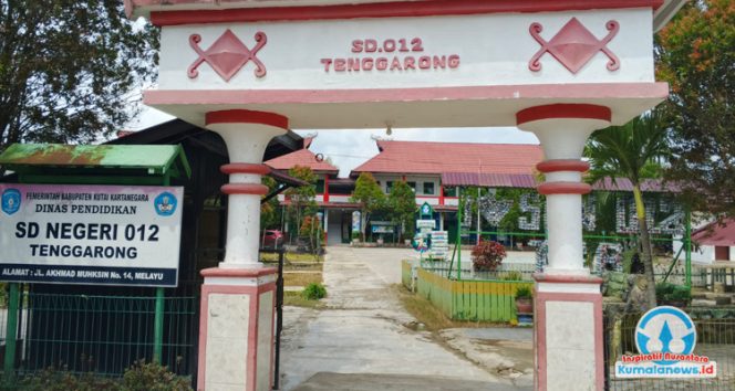 
 Gerbang utama SD Negeri 012 Tenggarong. Sekolah ini terus menunjukkan komitmennya dalam membentuk karakter siswa yang berakhlak, berprestasi, dan berdaya saing.