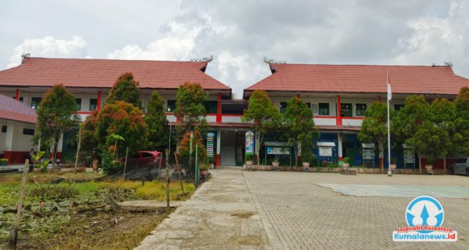 
 Bangunan SDN 012 Tenggarong. Meski masih menghadapi keterbatasan sarana dan prasarana, sekolah ini terus berupaya meningkatkan mutu pendidikan dan pembinaan karakter siswa.