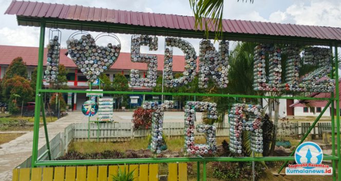 
 Karya instalasi kreatif bertuliskan “I ♥ SDN 012 TGR” yang dibuat dari bahan daur ulang oleh warga sekolah menjadi salah satu ikon lingkungan belajar di SD Negeri 012 Tenggarong, sebagai bentuk edukasi peduli lingkungan dan penguatan karakter siswa.
