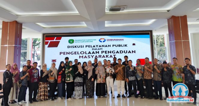 
 Pelaksana Tugas Sekretaris Dinas Pendidikan dan Kebudayaan, Pujianto, berfoto bersama saat menghadiri kegiatan diskusi pelayanan publik terkait pengelolaan pengaduan masyarakat.