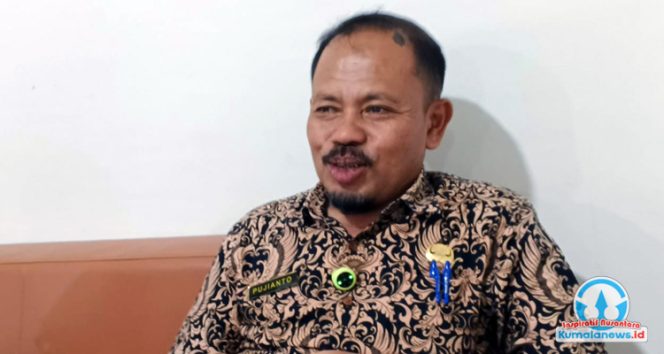 
 Pelaksana Tugas Sekretaris Dinas Pendidikan dan Kebudayaan Kukar, Pujianto, memberikan keterangan kepada awak media mengenai urgensi penguatan sistem pengelolaan pengaduan masyarakat.