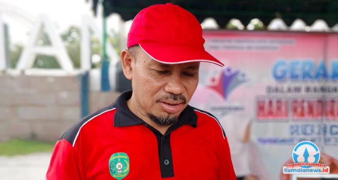 
 Pelaksana Tugas Sekretaris Dinas Pendidikan dan Kebudayaan Kutai Kartanegara, Pujianto, memberikan keterangan terkait progres Beasiswa Program Kukar Idaman Terbaik 2025. (Dok. Indirwan)