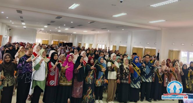 
 Foto bersama dalam kegiatan Parenting yang digelar di Aula SMP Negeri 1 Tenggarong.