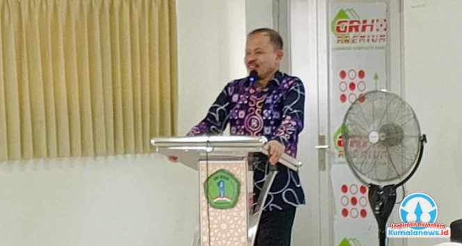 
 Pelaksana Tugas Sekretaris Dinas Pendidikan dan Kebudayaan Kutai Kartanegara, Pujianto, menyampaikan sambutan mengenai pentingnya kolaborasi antarstakeholder untuk penguatan layanan PAUD.