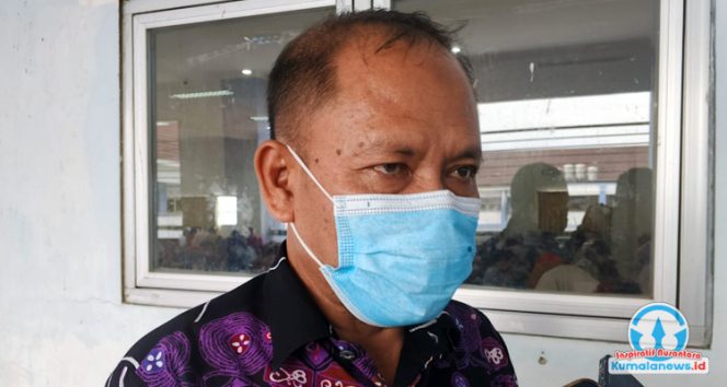 
 Pelaksana Tugas Sekretaris Dinas Pendidikan dan Kebudayaan Kutai Kartanegara, Pujianto, memberikan keterangan kepada media mengenai urgensi pendataan anak usia dini.