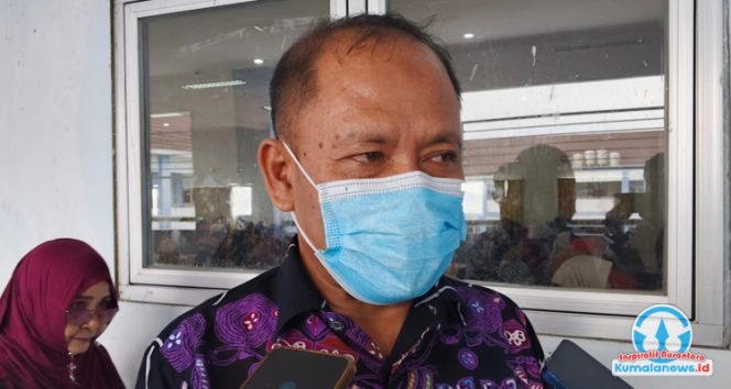 
 Pelaksana Tugas Sekretaris Dinas Pendidikan dan Kebudayaan Kutai Kartanegara, Pujianto, menerangkan kepada media mengenai kebijakan baru terkait penerimaan peserta didik baru.