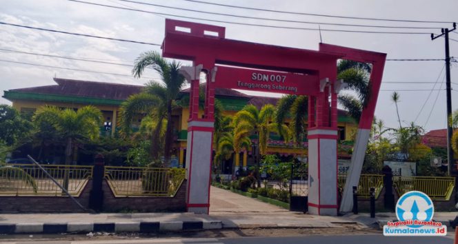 
 Tampak gerbang masuk SDN 007 Tenggarong Seberang, salah satu sekolah di Kukar yang konsisten memperkuat kualitas literasi para siswanya.