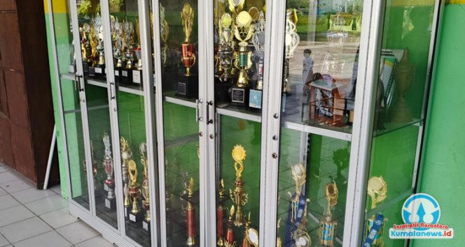 
 Deretan piala dari berbagai turnamen yang telah diikuti oleh SDN 007 Tenggarong Seberang.
