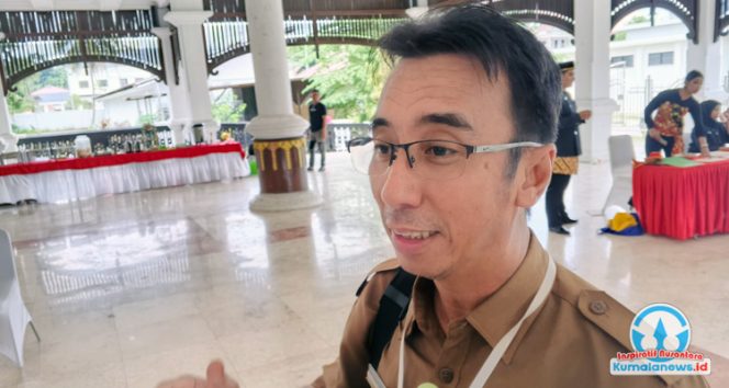 
 Pamong Budaya Ahli Muda Bidang Cagar Budaya Disdikbud Kutai Kartanegara, M. Saidar, memberikan keterangan terkait komitmen Disdikbud Kukar dalam melestarikan musik Tingkilan.